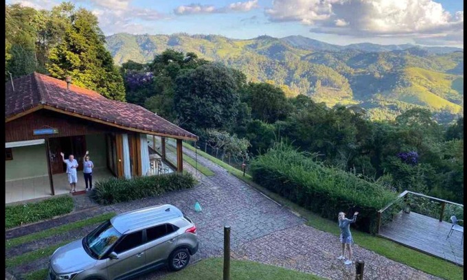 Campos do Jordao Casa | Casa do Curupira - 3 dormitórios com cozinha e vista incrível perto de Campos do Jordão