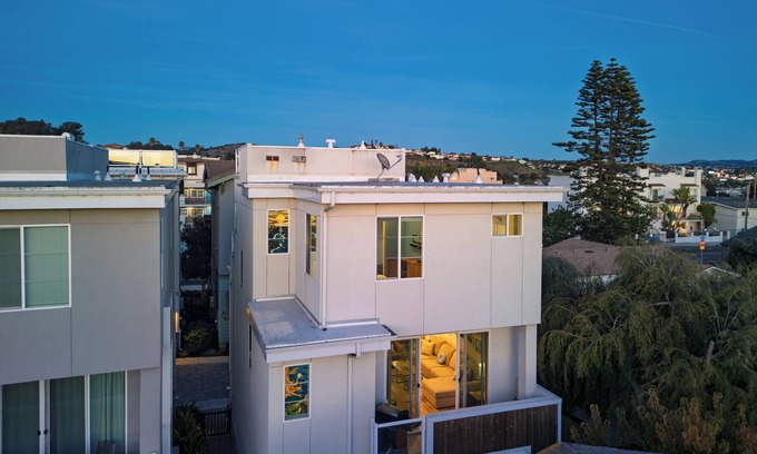 Downtown Casa | Casa do Sol by AvantStay | Rooftop Deck w/ Ocean Views | 2 blocks to Beach!