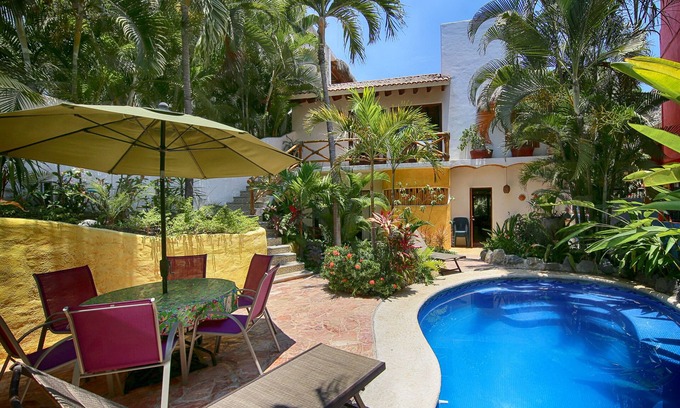 Sayulita Casa | Casa Dos Amigos, 4BR w. piscina, 1 cuadra. a playa y centro ciudad