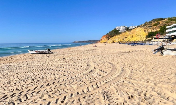 Salema Apartamento | Casa Dourada - Golden Beach Apartment with stunning ocean views. Pets accepted.