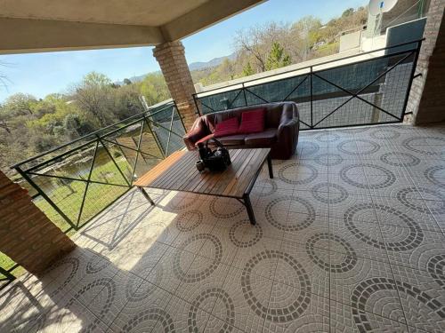 Villa Parque Siquiman Casa | CASA EL GRINGO ubicada en Villa Parque Siquiman con vista al río tres habitaciones y capacidad para ocho personas