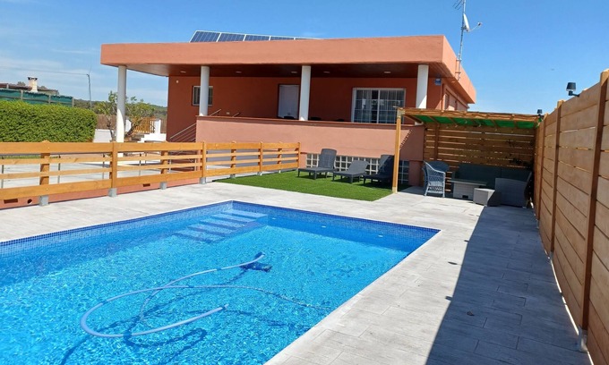 Caldes de Malavella Chalet De Esquí | Piscina de sal, barbacoa, wifi y parking Gratis Casa "El Roble". Desconéctate.