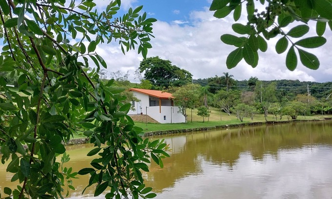 Sao Roque Chalet De Esquí | Casa em Frente a um Lago, Próximo a Rota do Vinho em São Roque - SP