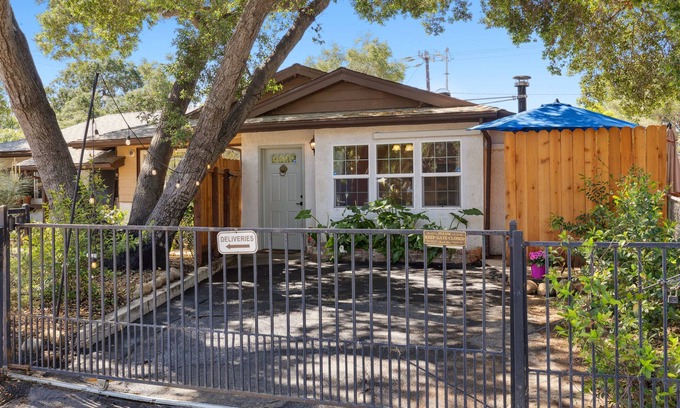 Mira Monte Apartamento | Casa Esquina: Cozy Studio in the Ojai Valley's “Mo Town”