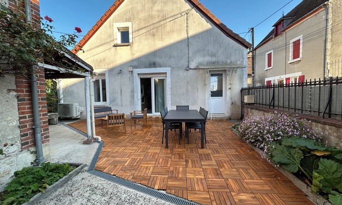 Saint-Satur Casa | Casa Eva: Sancerrois town house with courtyard, terrace and barbecue