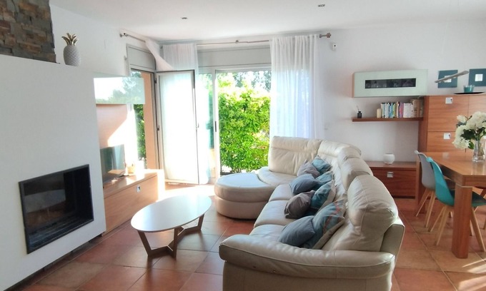 Canaletes Casa | Casa familiar rodeada de viñedos, con piscina y sala de juegos