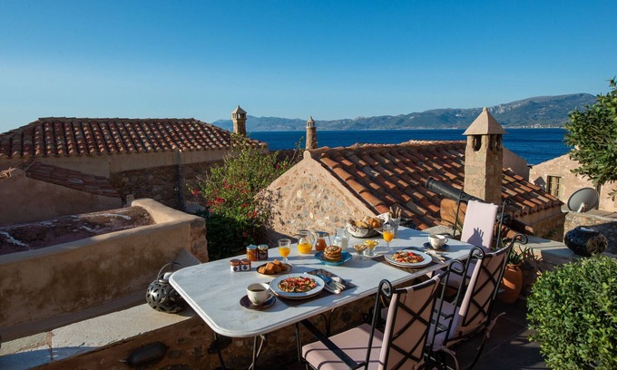 Monemvasia Chalet De Esquí | «Casa Felicia», la experiencia de la mansión del castillo