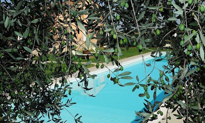 Castiglione del Lago Casa | Casa Flora B: Un apartamento característico y acogedor que forma parte de una villa rodeada de vegetación.
