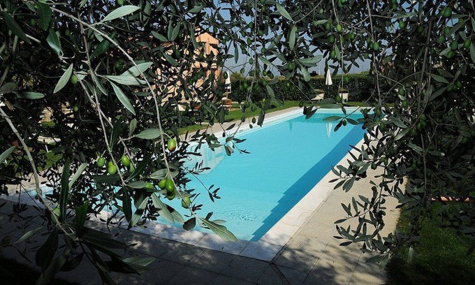Castiglione del Lago Casa | Casa Flora I: un apartamento característico y acogedor que forma parte de una villa rodeada de vegetación.