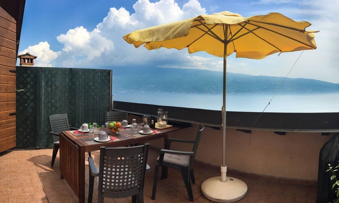 Fornico Apartamento | Casa FORNICO: 2 apartamentos con terrazas y vistas impresionantes del lago de Garda
