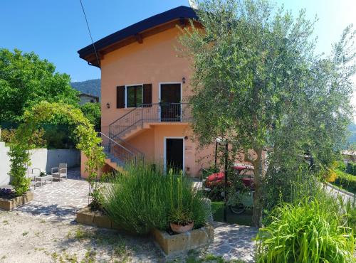 Tremosine Casa | Casa Gina Garden and view by Gardadomusmea