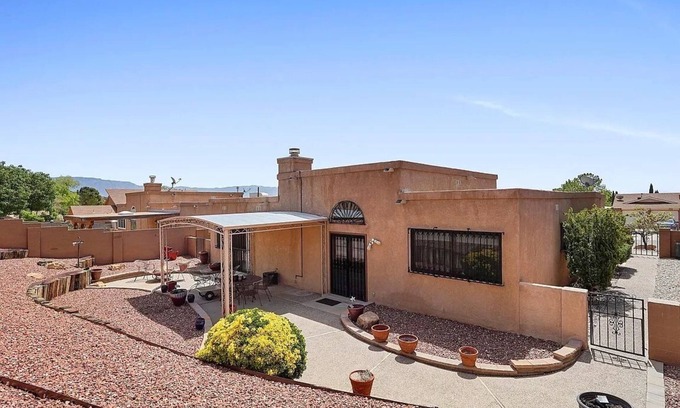 Taylor Ranch Casa | Casa Herradura: Desert Charm Near Petroglyph Trails, in Albuquerque's Westside.