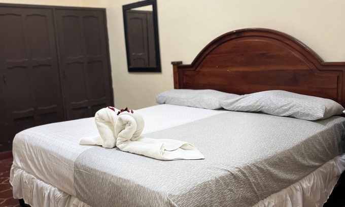 San Pedro Sula Casa | Casa HospedajeMiPension 2 blocks from the MallMultiplaza, 15 mnts from the airport.