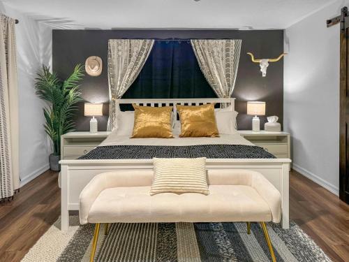 Greater Heights Casa | Casa Hosum - 7 mins Downtown Sleeps 9 King Bed Fenced Yard
