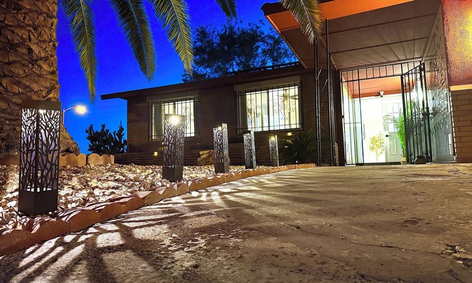 Rancho Oakey Casa | Casa independiente en el vibrante centro de Las Vegas.