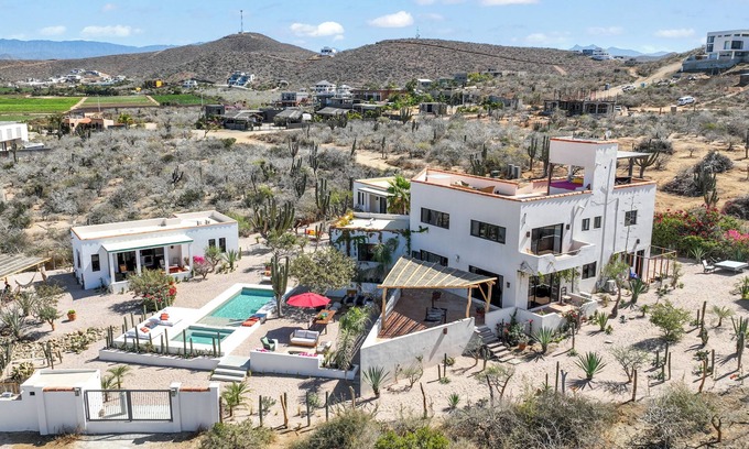 El Pescadero Casa | Casa Kafka: Large 3-building, 7-bedroom compound in relaxing El Pescadero!