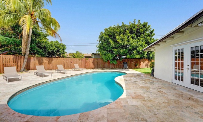Sunset Casa | Casa Lani 🌅 Charming Stylish Modern Fort Lauderdale Suburban Home - HEATED Pool