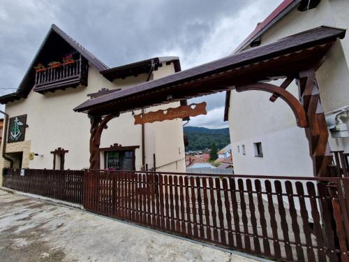 Busteni Casa | Casa Lazar