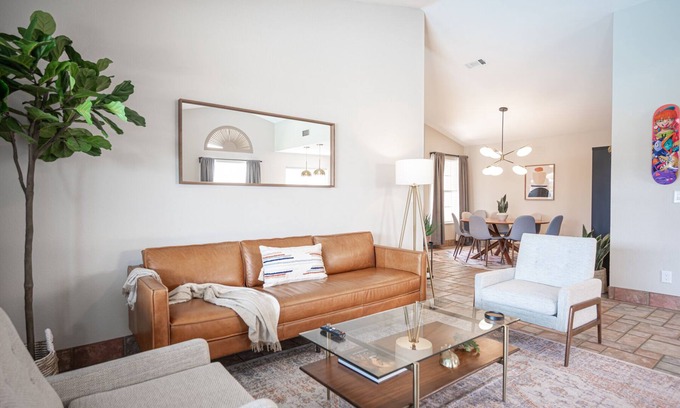 Paradise Casa | Casa Leon: 4BR House w/ Pool near Strip!