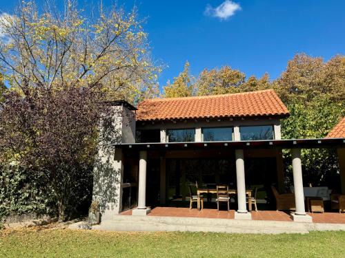 Chacras de Coria Casa | Casa loft con patio compartido