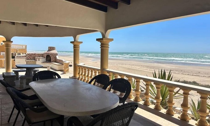 La Deportiva Casa | Casa Luna Llena Beachfront home in Playa Encanto