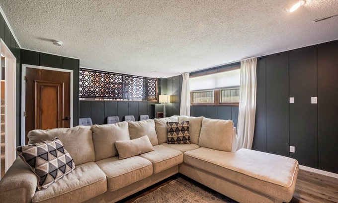 Des Moines Casa | Casa Mackie - Sophisticated Split Level, 5 Bedroom, 3 Bathroom