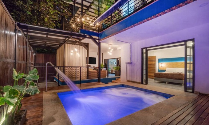 Zona Rosa Villa | Casa Madera · Casa Madera Parque Lleras 7BR with private Jacuzzi