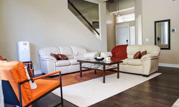 Central Oklahoma City Casa | Casa Mahogany - East Bricktown's Contemporary Gem. HOT TUB!