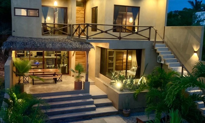 Brisas de Zicatela Casa | CASA MALOYA alberca y vista del mar