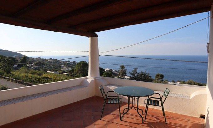 Malfa Casa | Casa Malvasia - casa eólica tradicional con hermosas terrazas con vistas al mar