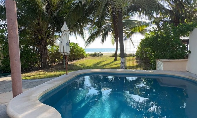 Ixtapa - Zihuatanejo Casa | Casa Mana: Casa frente al mar con piscina privada y cocina afuera.