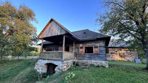 Marga Casa | Casa Maramureșeană - Refugiu Tradițional Maramureșean Cazare de Poveste în Natură lângă pârâu Loc de joaca pentru Copii Parcare Foișor