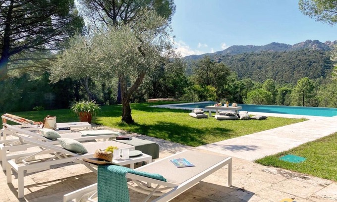 Santa Cristina de Aro Villa | Casa Maravilla en el Golf Costa Brava con piscina privada infinita.