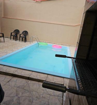 Jardim Real Casa | Casa Maravilhosa, Pé na Areia com Piscina, Área Gourmet com Churrasqueira em Deck Coberto Frente a Piscina, Mesa de Bilhar, 4 Quartos Confortáveis, Sendo 2 Suítes, Cozinha Americana e Sala de Jantar, Ampla Garagem para 6 Carros - Mercado na rua da Casa