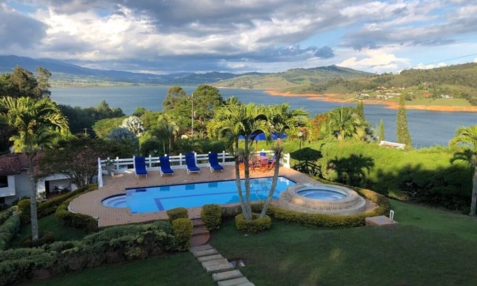 Calima Otro | HERMOSA CASA EN EL LAGO CALIMA