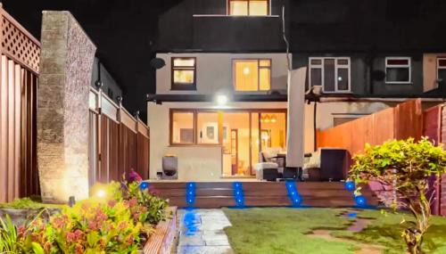 West Hendon Casa | Casa Marina- 4 bedroom house with garden and balcony