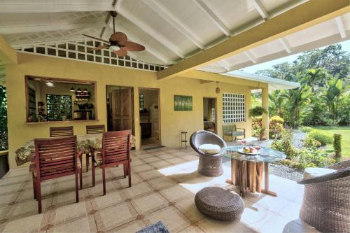 Chiguata Casa | Casa Mariposa 2 BR in Playa Chiquita