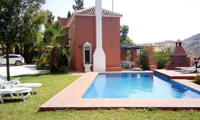 Mijas Cabaña | Casa Millán es un pequeño cortijo situado en el valle del Río las Pasadas