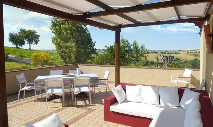 Montecarotto Apartamento | Casa-Montale 1 / 5Terrazza, típica casa de campo, gr. Piscina, lugar aislado, vistas panorámicas