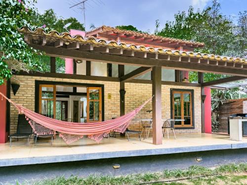 Carapicuiba Casa | Casa na Granja Viana em frente à reserva ambiental