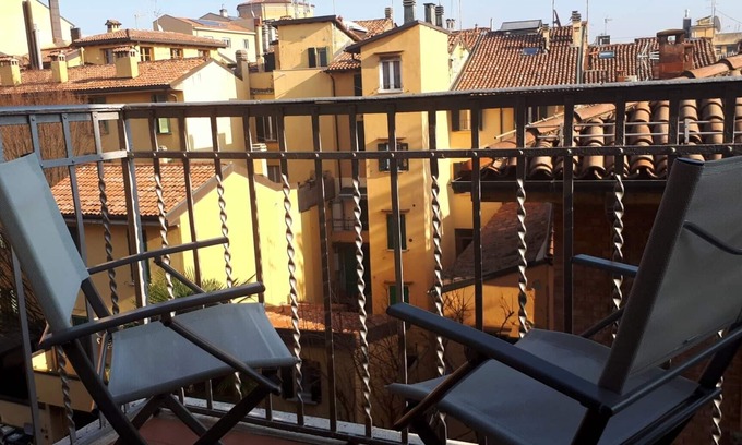 Historic Center Apartamento | Casa nel Paradiso, apartment with balcony-historic center/Pratello