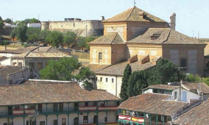 Chinchon Casa | Casa Ntra. Sra. Del paraíso, en el centro.