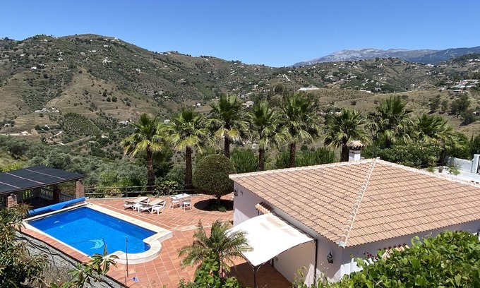 Competa Villa | Villa idílica con piscina privada climatizada con energía solar y vistas para morirse!
