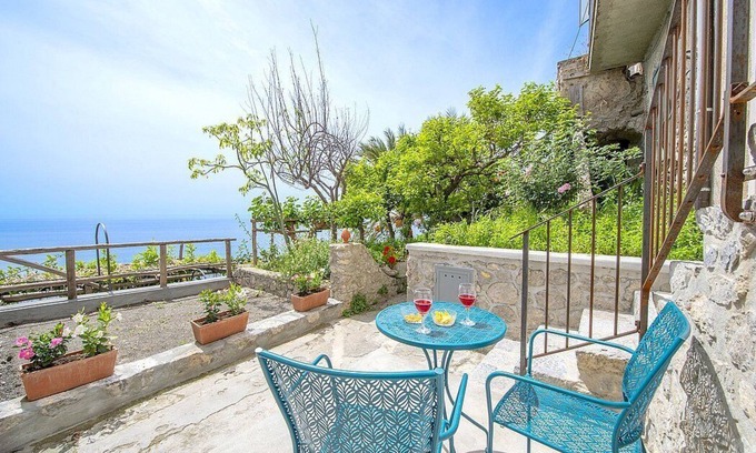 Praiano Casa | Casa Ondiva: A graceful two-story independent house which faces the sun and the sea.