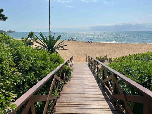Estaleiro Casa | Casa pé na areia em praia paradisíaca com piscina frente mar