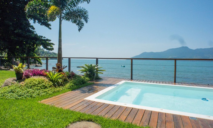 Prainha Casa | Casa Pé na Areia em frente à Ilhabela