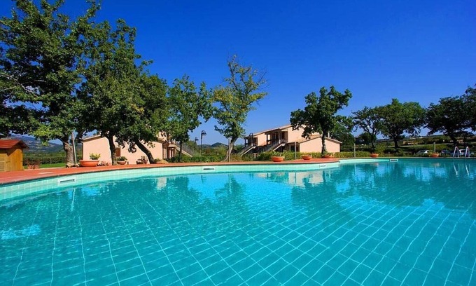 Sorano Casa | Casa Pegaso C: Un apartamento característico rodeado de prados y verdes colinas.