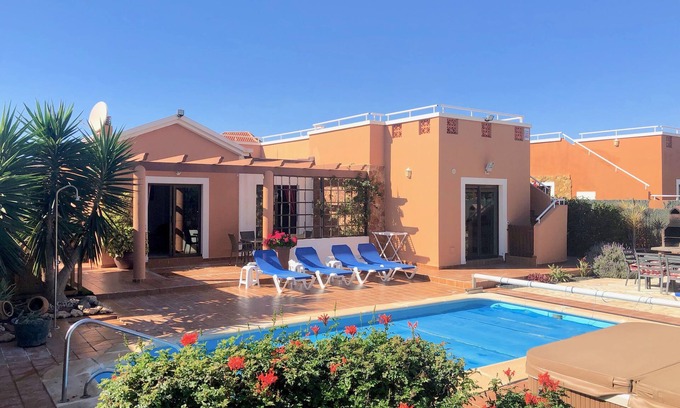 Caleta de Fuste Villa | Villa con aire acondicionado, piscina climatizada, jacuzzi, jardín fabuloso, campo de golf de respaldo.