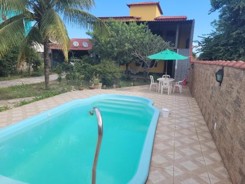 Jacone Casa | Casa Piscina, Saquarema, Jaconé, segundo andar, independente, com 2 quartos 2 banheiros, cozinha e varanda superior. Com piscina e churrasqueira exclusiva para hospedes, garagem