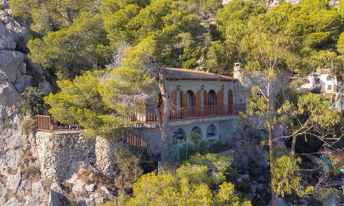 L'Estartit Chalet De Esquí | Casa Roca Vista, vacation home located on a rocky point in the Roca Maura neighborhood.